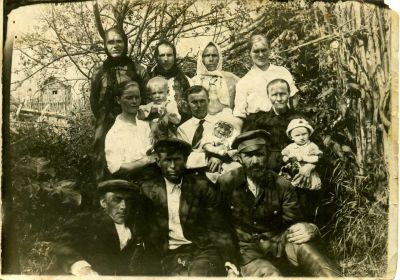 Андрей Иванович в первом ряду второй с многочисленными родственниками