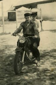 Сын Игорь управляет мотоциклом