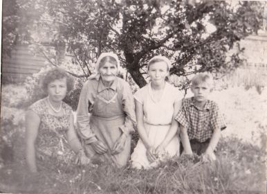 В центре мама, Голубева Анастасия Ивановна, слева и справа племянницы Аля и Лида, дочери сестры Марии, справа Миша, сын брата Сергея