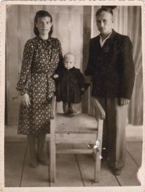 Сын Василий с женой Валентиной и внуком Сашей.