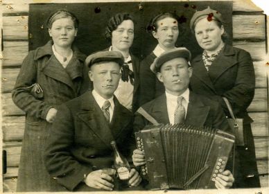 В первом ряду слева Перцев И.П. рядом с Голубевым Д.И., вверху слева направо сестра Мария Павловна, сестра Прасковья Павловна, Коробова Павлина, Голубева Лидия