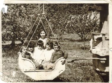 Клава Константиновна с детьми на каруселях. Эту карусель своими руками создали наши поселковые умельцы из списанного автомобиля.
