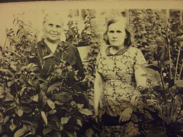 Анна Прохоровна, справа с лучшей подругой т.Тоней (мама т.Веры и теща д.Тимиса).