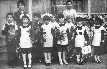 Воспитатели Любовь Ивановна и Натела Константиновна с группой детей, подготовленных в первый класс нашей школы.