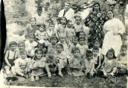 Анна Прохоровна и  Клава Константиновна с воспитаниками 1945-1947 годов рожления