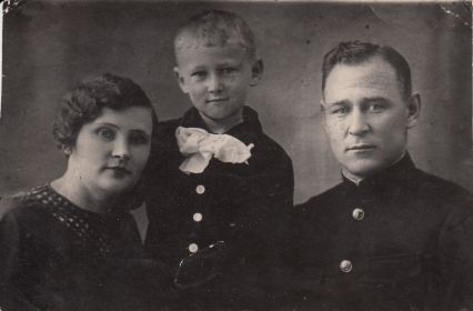 Семья Пашкова В. П. :жена Валентина Фёдоровна, сын Анатолий, Василий Павлович