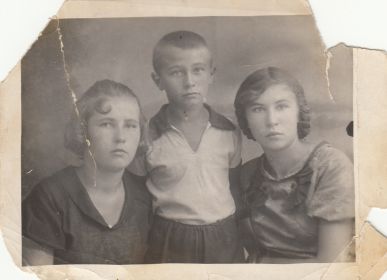 Николай с сестрами: Лидией (слева) и Александрой (справа)