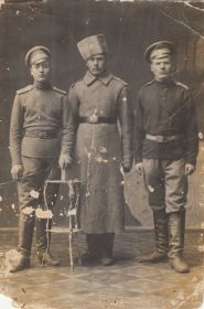 Отец Николая, Пашков И. П. (посередине), участник Первой мировой войны