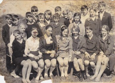 Дочь Лида стоит справа вторая (в Трофимовской школе)