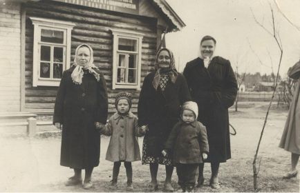 Слева мама двоюродного брата Талызина Татьяна Ивановна с внучкой Ниной(дочерью двоюродного брата)