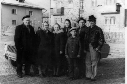 Первый слева двоюродный брат Талызин Александр Иванович и его жена Лидия Михайловна и их дочь Нина