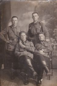 Стоят справа Нечесанов Александр Михайлович, слева Бахарев Коля, сидят справа Витя Чистяков, слева Шамрай Вася