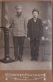 Отец Нечесанов Михаил Иванович(стоит слева) с Нечесановым Зиновием