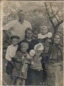 Ковалев НФ с семьей в молодые годы