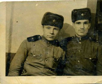 Сын Борис во время срочной службы в армии(слева), справа сын Валентин
