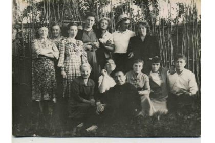 Слева стоит мама Мария Павловна, справа стоит дочь Валя(третья), сидит справа сын Володя.