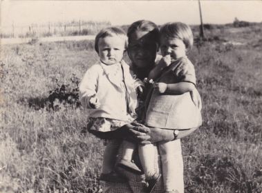 Екатерина Георгиевна с внучками Светой и Тане