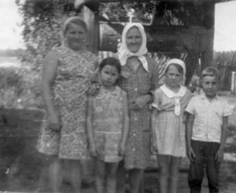 В центре(пожилая) сестра мамы Наталья Павловна и родственники