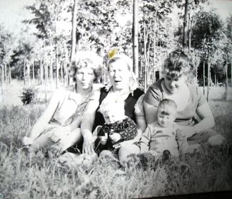 1969 год бабушка Фона с внуками Мишей и Аликом с дочерью Ниной и невесткой Людмилой