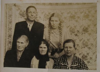Нина с родителями и с тетей Нюрой ( Анной) 1958 год