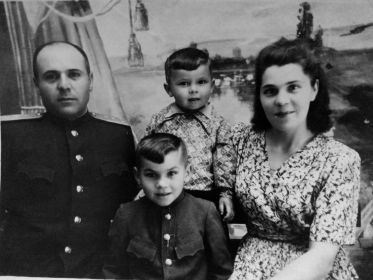 С супругом С.Р. Жуковым и сыновьями Валерием и Владиславом
