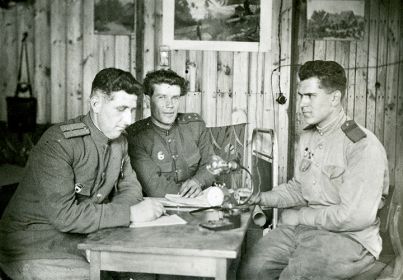 Фото с боевыми товарищеми  у стола