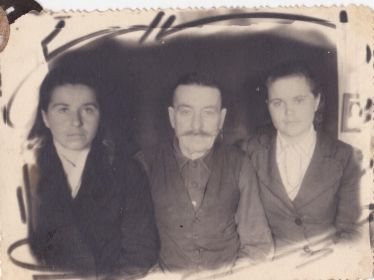 Зина (справа) с дедушкой Сорокиным ПИ и сестрой Катей 1948г