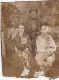 Маленькая Зина у мамы Анны на руках(слева) и дядя Николай и тетя Евдокия с дочкой Катей