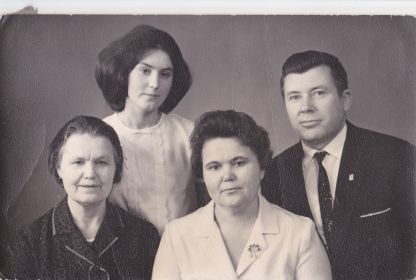 Зинаида Васильевна с семьей сидит справа