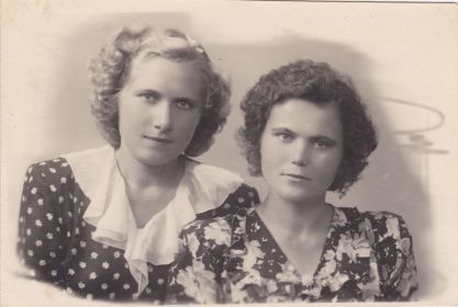 Зина(справа) с подругой Машей во время учебы в институте 01.07.1953г