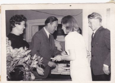 Зинаида Васильевна(слева) вручает мне Кухтановой Тане аттестат в 1967 г