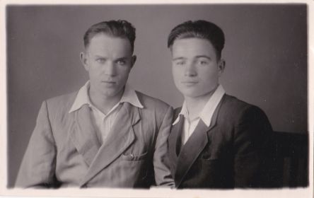 Брат Коля(слева)