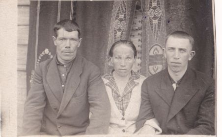 Мама-Гужова КФ и папа Гужов ВН(справа)