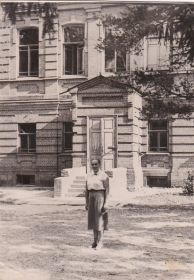 Нина возле пединститута г.Ярославль