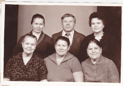 стоят слева Колупаев М,Зина, Сорокин Вася, сидят слева Анна с Людой, Софья с Ирой,Агафья Иван с внучкой Надей