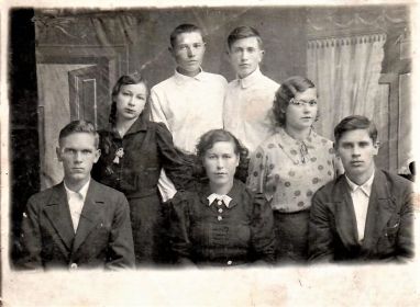 Фото с одноклассниками,друзьями, 1941 год. Предположительно, перед уходом на фронт.