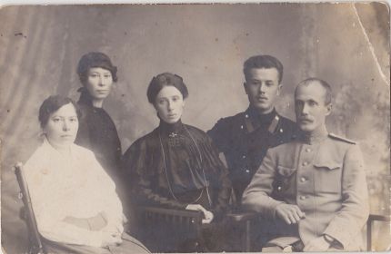 Отец Александр справа в военной форме и мама Ольга слева в светлой блузе с братом и сестрами