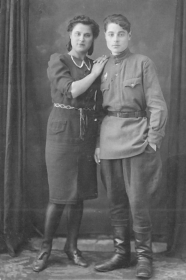 Дед с сестрой Лидией, 12 апреля 1945 года