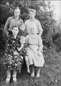 Дедушка с женой, детьми и тещей 1956 год