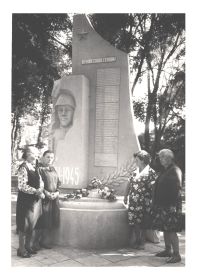 У обелиска в память погибшим в деревне Каменка-Днепровская Запорожской области (2 сестры и жена Папертного Л.П.)