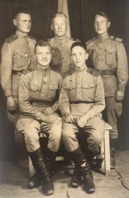 Сослуживцы и Николай Сергеевич Ильин (второй ряд в середине). Сентябрь 1944г. Румыния