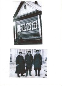 Дом деда в деревне Ларенцы, 1970 -е годы - дедушка с братом Берестовым Карпом Андреевичем (Майором интендантской службы ВОВ)