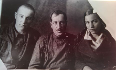Вместе с сестрой Татьяной и отцом Владимиром Вознесенскими