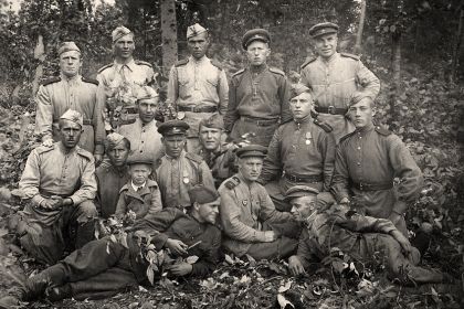Фотография Деда (третий слева, в стоящем положении) военных лет
