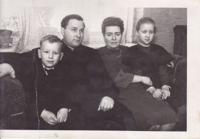 Тимофей Васильевич Миронов с семьёй