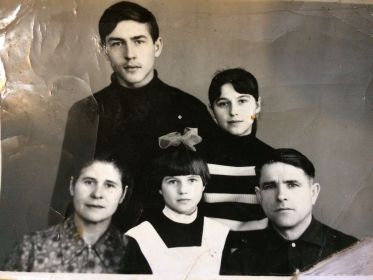 сын Олешня Григория Павловича (крайний слева) со своей семьей.