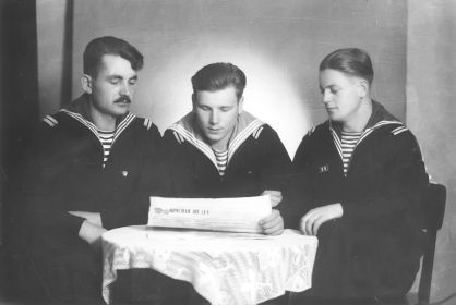 А.П. Леонтьев (в середине) с секретарями первичных комсомольских организаций. 1945 год
