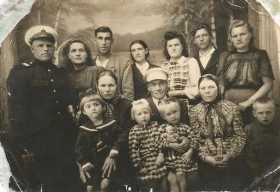 Краснов Виктор Степанович (слева) с семьей