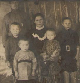 Прадед (мальчик с выразительными глазами) со своей семьей. Около 1925г.