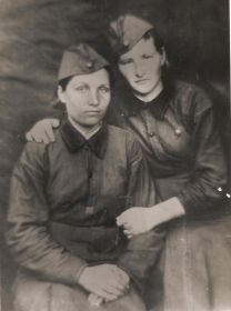 Софья Лунева (справа) и подруга Раиса, 1941 год